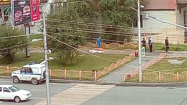 В России мужчина устроил резню прямо в центре города (18+) В России мужчина устроил резню прямо в центре города (18+)