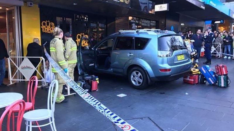 В Австралии авто на скорости протаранило людей: появились фото В Австралии авто на скорости протаранило людей: появились фото