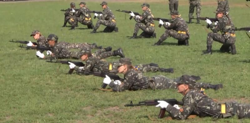 Освідчення на присязі, дівчата на службі: хто захищатиме Україну
Освідчення на присязі, дівчата на службі: хто захищатиме Україну