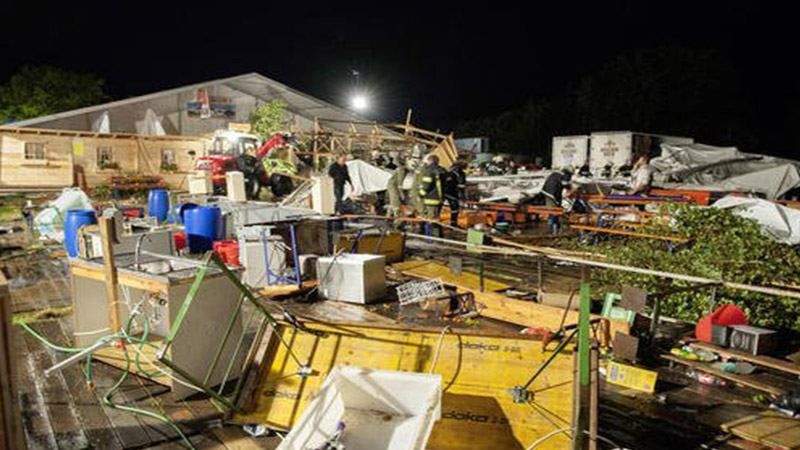 На фестивалі пива Festzeltes вирує смертельна негода: є загиблі та поранені На фестивалі пива Festzeltes вирує смертельна негода: є загиблі та поранені