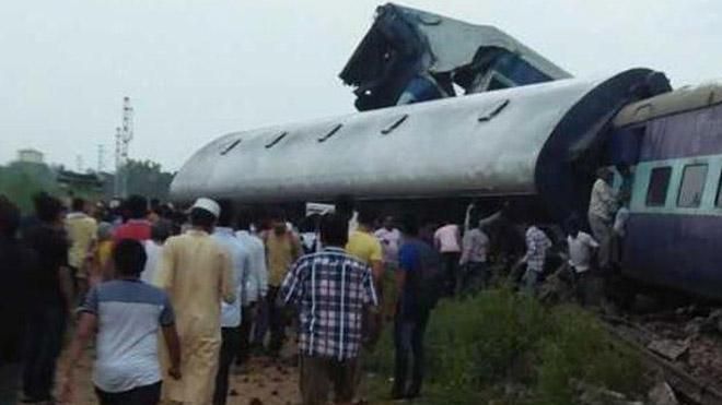 В Индии перевернулся поезд, есть много погибших