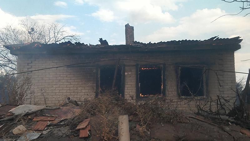 Боевики обстреляли поселок в Донецкой области, несколько домов сгорели дотла: фото Боевики обстреляли поселок в Донецкой области, несколько домов сгорели дотла: фото