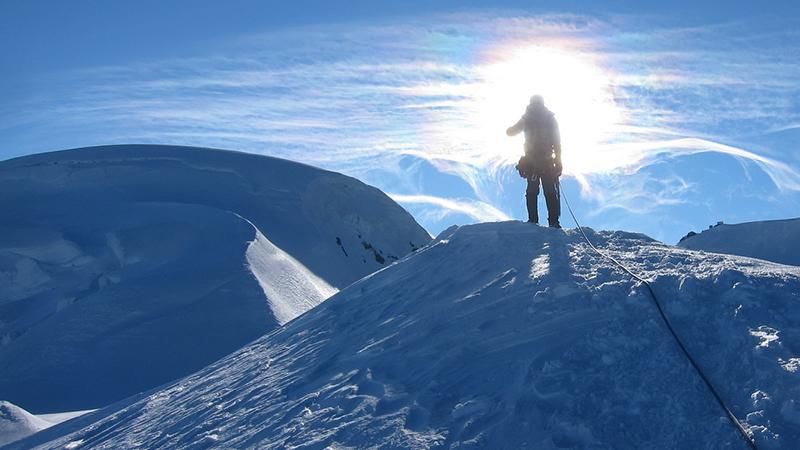 Украинский альпинист трагически погиб во время восхождения на самую высокую гору Европы