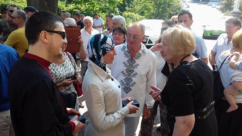 Фотофакт: добровольцям Осмаєву і Окуєвій вручили нагороди імені Героя України