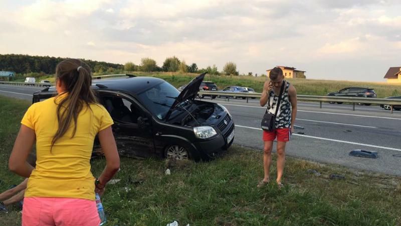 Жахлива ДТП з трьома автомобілями сталась біля Львова: є загиблі і поранені