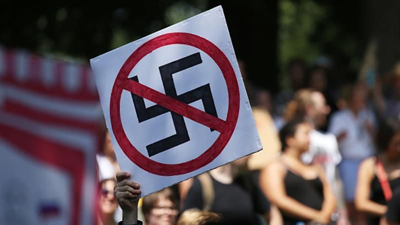 Тисячі американців вийшли на марш проти ненависті: промовисті фото