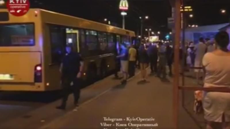 Гільзи під сидінням і продірявлена стеля: в автобусі у Києві сталась стрілянина