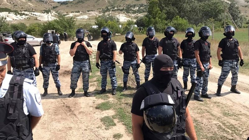 В Криму озброєні правоохоронці оточили учасників патріотичної акції