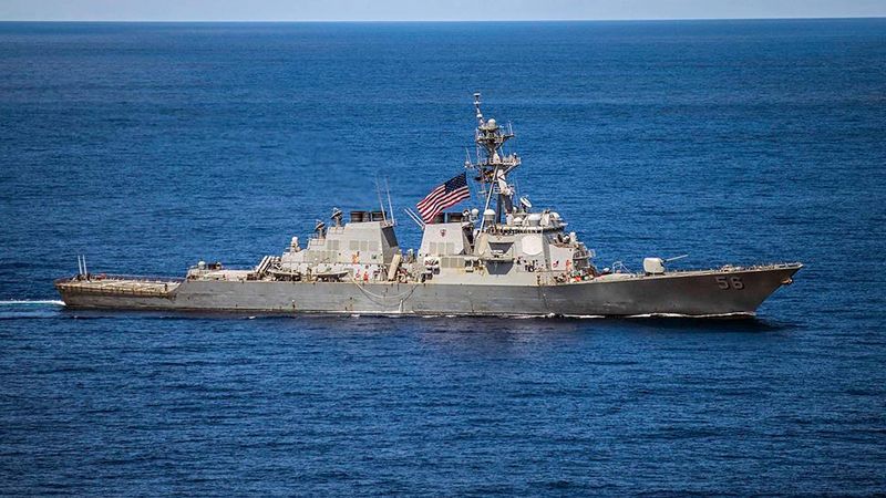 Військовий корабель США зіштовхнувся із нафтовим танкером: є поранені та зниклі моряки 