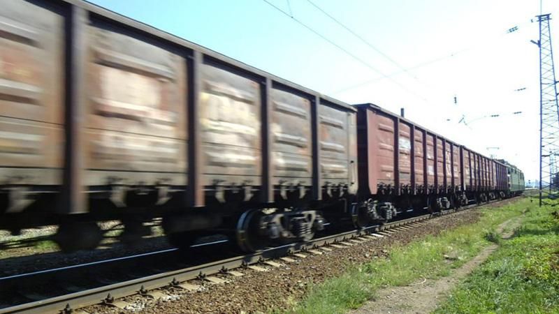 Пропуск вантажних потягів на Маріуполь знизився до мінімуму
