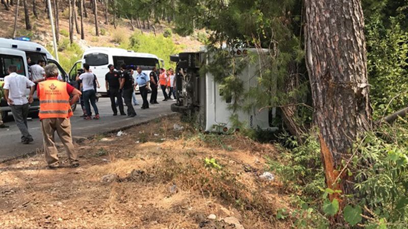 Поблизу популярного курорту в Туреччині перекинувся автобус: є постраждалі туристи