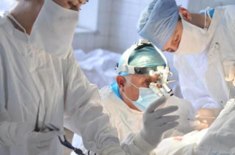 Украинские нейрохирурги значительно упростили лечение сложного поражения головного мозга