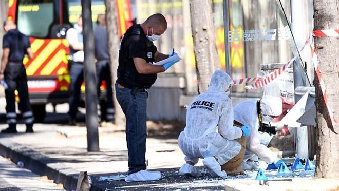 Во Франции мужчина на авто протаранил две автобусные остановки, есть жертва Во Франции мужчина на авто протаранил две автобусные остановки, есть жертва