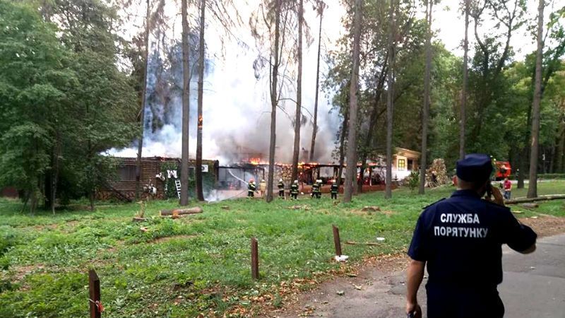 В Киеве горит ресторан: пламя перекинулось на деревья