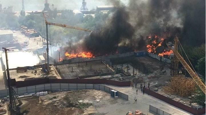 Масштабна пожежа шириться Ростовом: у місті запроваджено НС Масштабна пожежа шириться Ростовом: у місті запроваджено НС