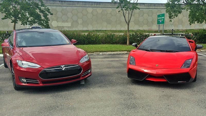Електромобіль Tesla виявився швидшим за Lamborghini: з'явилось вражаюче відео