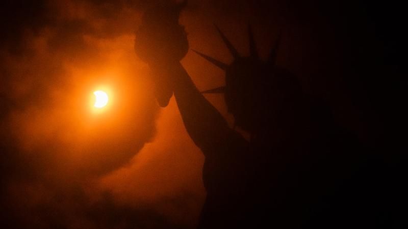 У натовп, який спостерігав за сонячним затемненням, в'їхало авто: є загиблі У натовп, який спостерігав за сонячним затемненням, в'їхало авто: є загиблі