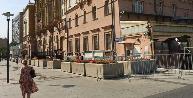 Так виглядає насправді черга біля посольства США в Москві 