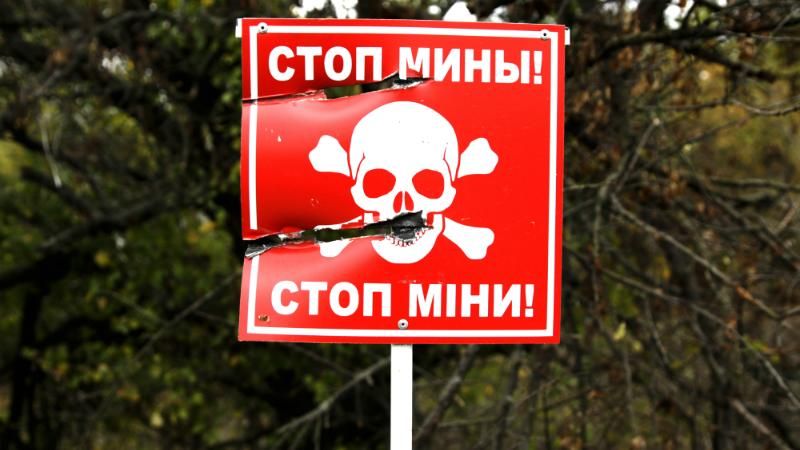 Двоє цивільних підірвались на мінах у "сірій зоні": чекали на автобус Двоє цивільних підірвались на мінах у "сірій зоні": чекали на автобус