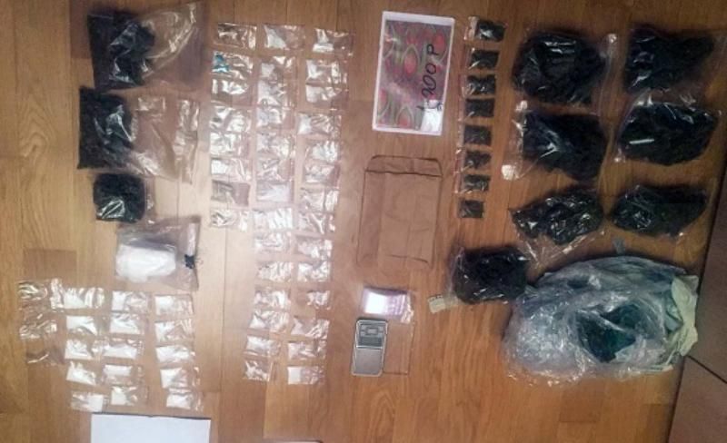 Поліція вилучила у киянина наркотиків на 3 мільйони гривень: 1000 марок ЛСД, зброя, набої, кокаїн