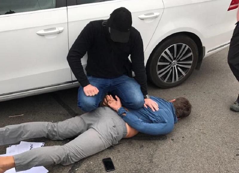 Голову сільради впіймали на хабарі у чверть мільйона: фото Голову сільради впіймали на хабарі у чверть мільйона: фото