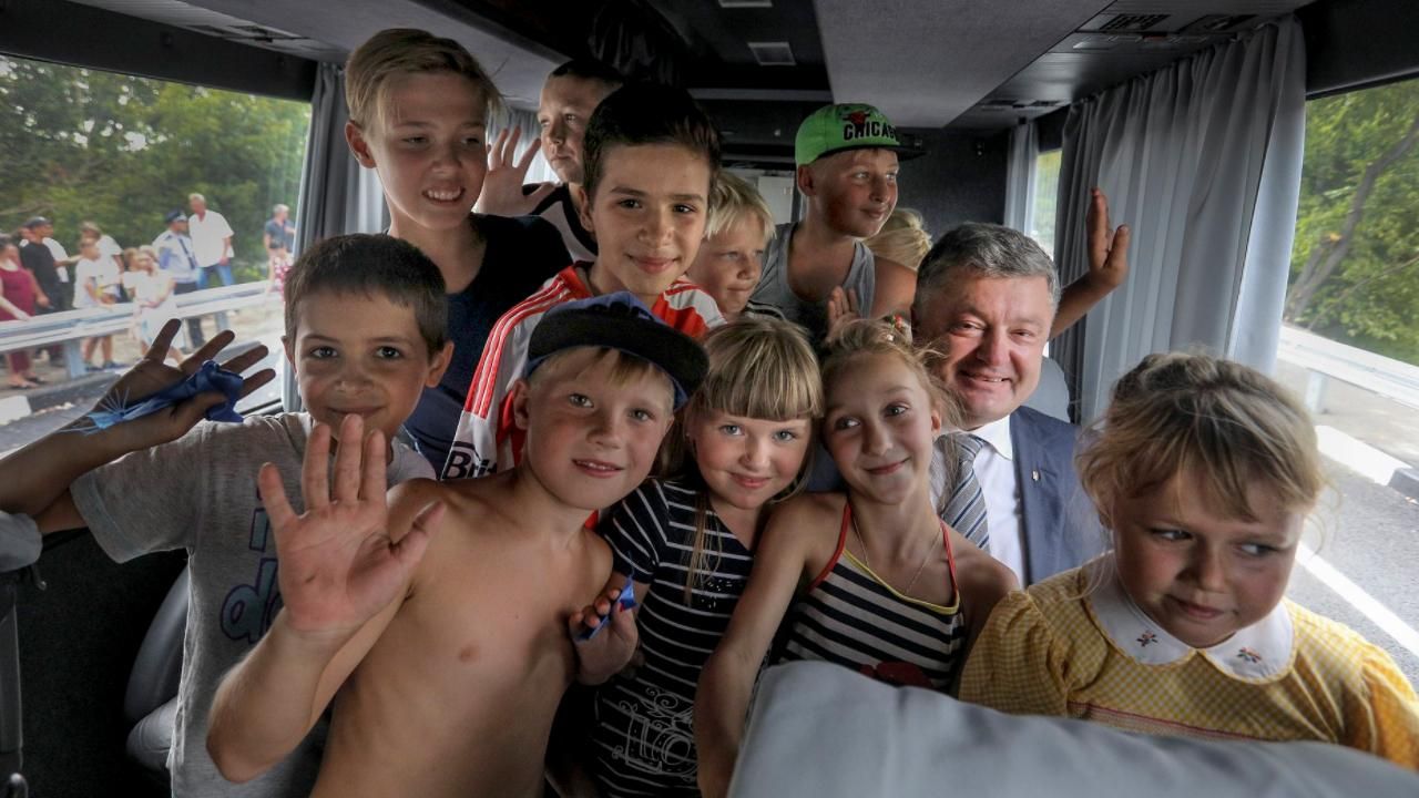 Порошенко у маршрутці протестував новий міст на Харківщині Порошенко у маршрутці протестував новий міст на Харківщині