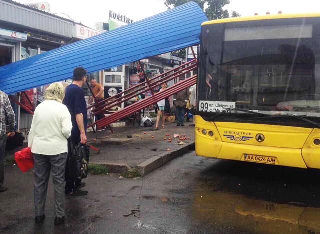 Водитель автобуса влетел в остановку в Киеве: людей разбросало вокруг