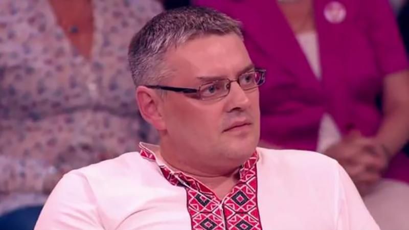 Заменитель Малахова выгнал украинского политолога в вышиванке: в студии кричали "убирайся" Заменитель Малахова выгнал украинского политолога в вышиванке: в студии кричали "убирайся"
