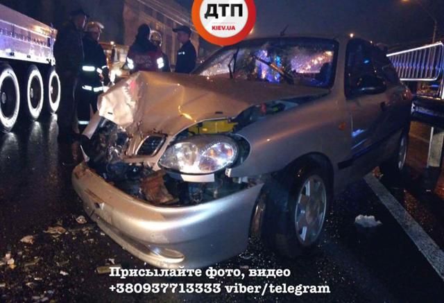 Потрійна ДТП трапилася в Києві: пасажирів одного з авто затиснуло в салоні
