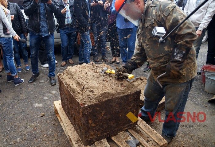 Старовинний сейф відкопали з-під землі у Вінниці: показали, що всередині