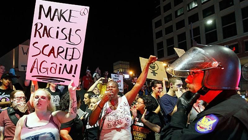 Жестокие столкновения в США: в Фениксе тысячи американцев протестуют против Трампа