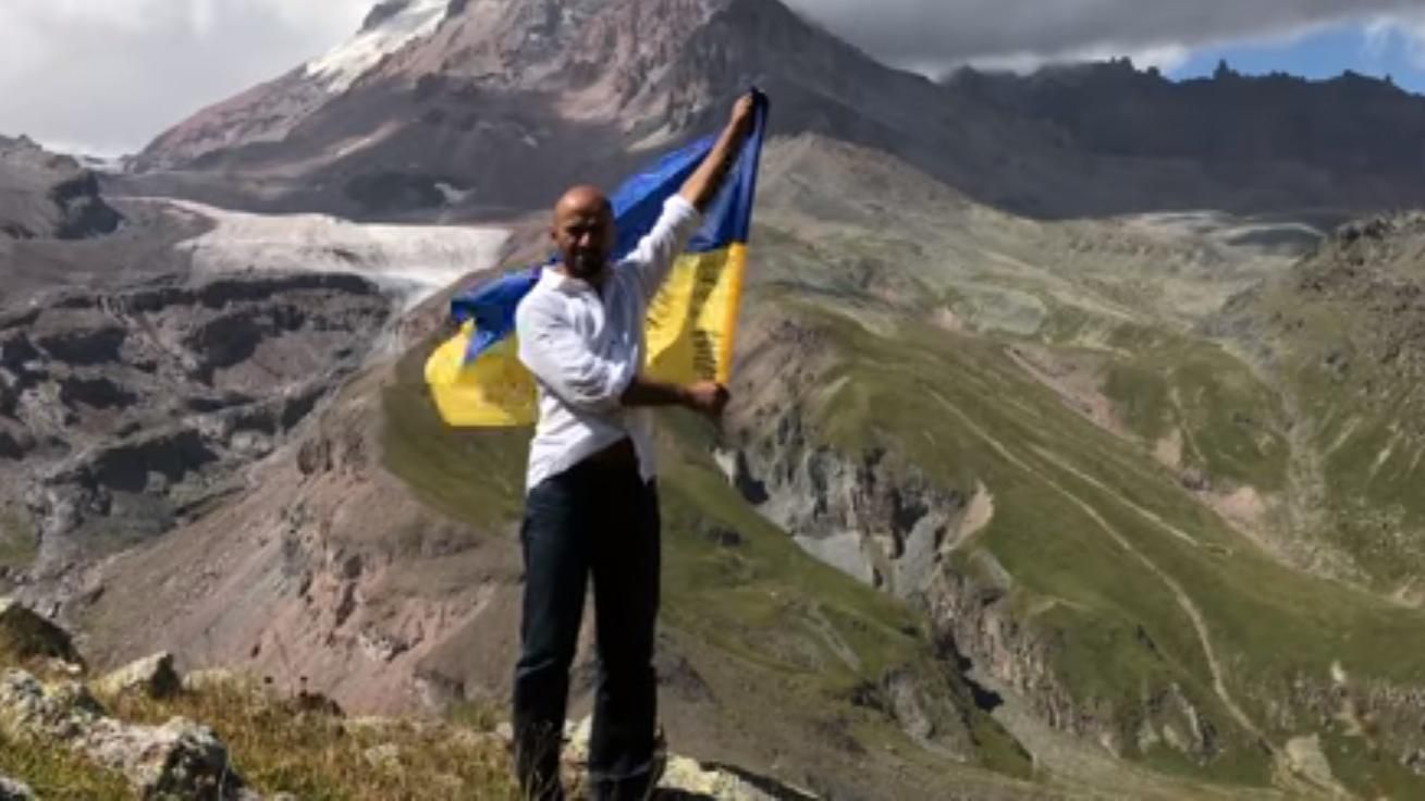Высокие заснеженные вершины: брат Найема в День флага совершил яркий патриотический поступок
