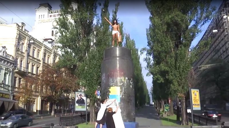 Обнаженная активистка FEMEN устроила "спектакль" на постаменте Ленина