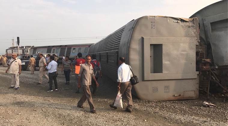 В Індії поїзд зіткнувся зі сміттєвозом: 40 постраждалих