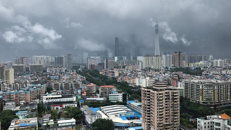 На юге Китая бушует мощный тайфун: апокалиптические фото и видео