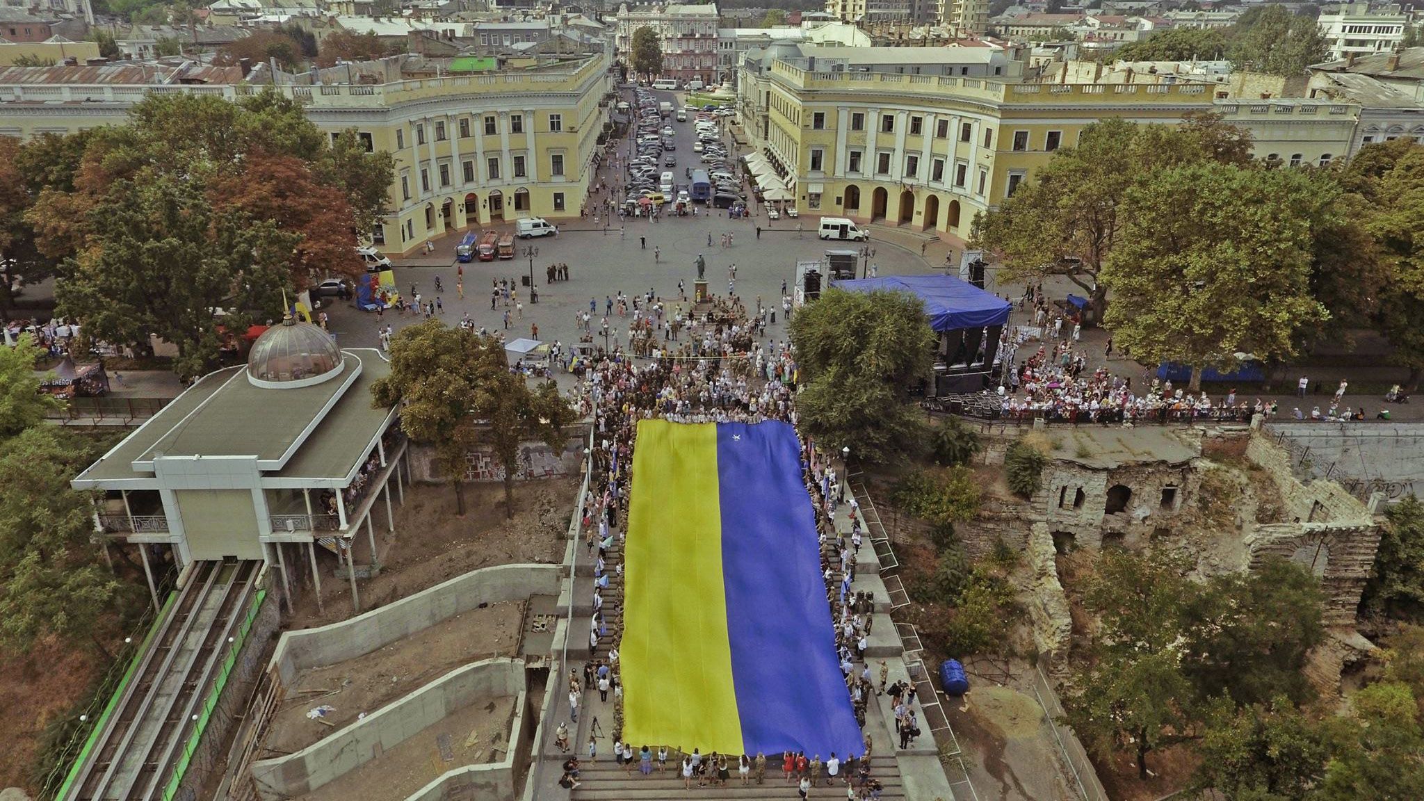 В Одессе развернули 26-метровый украинский флаг: впечатляющие фото