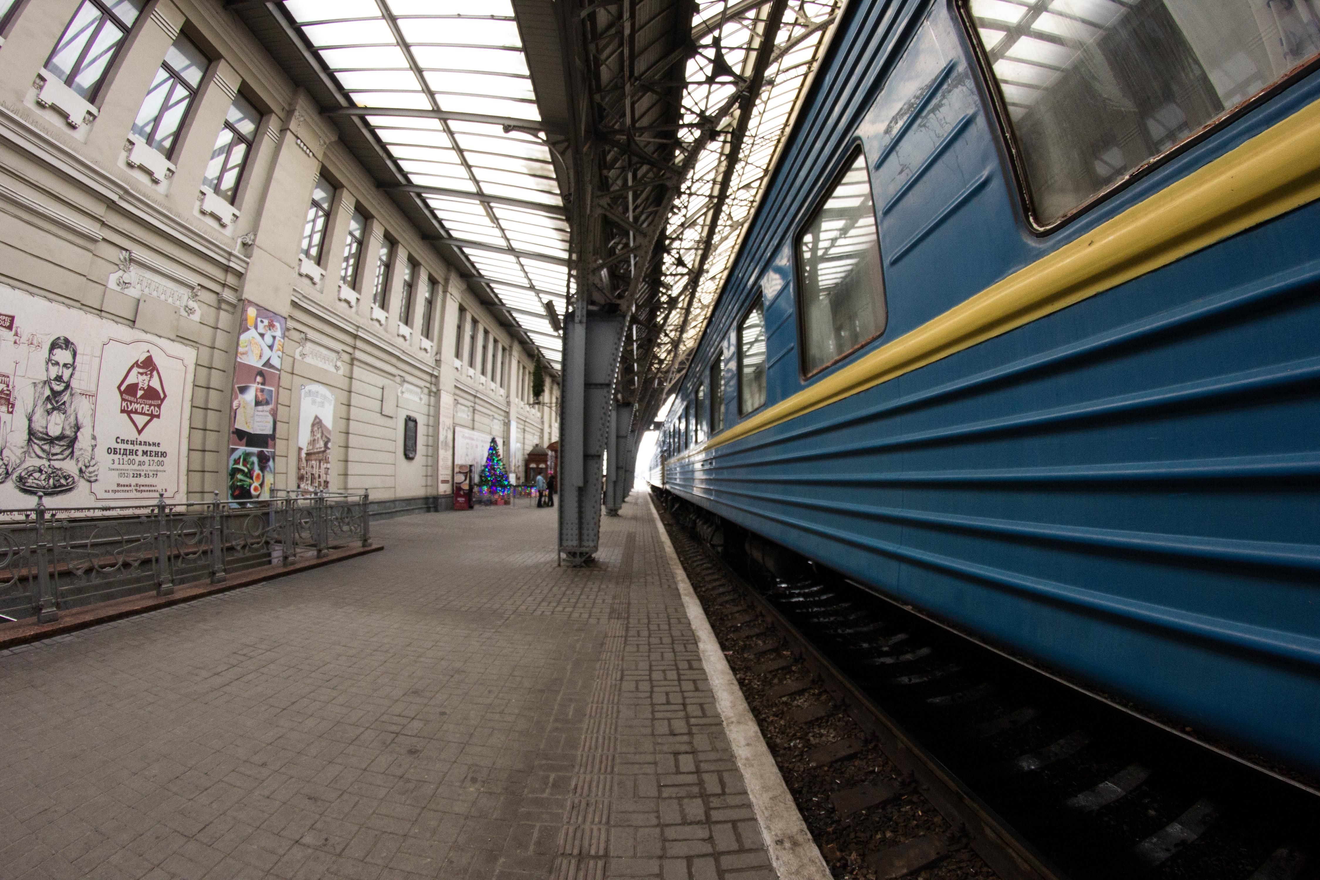 "Укрзалізниця" попередила про затримки поїздів: на Хмельниччині зійшов з рейок вагон