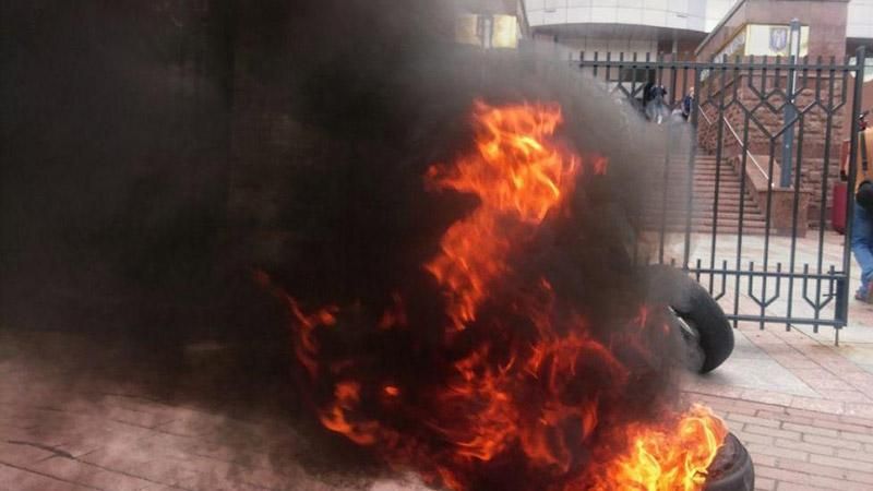 Активисты жгли шины под Апелляционным судом: появилось видео Активисты жгли шины под Апелляционным судом: появилось видео