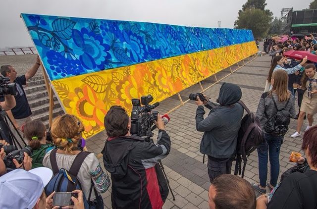 Рекордно длинный флаг Украины с петриковской росписью создали в Днепре