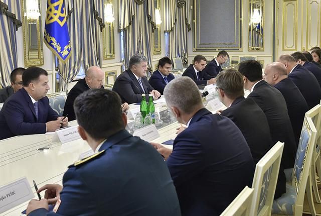 Порошенко зустрівся з міністрами оборони чотирьох країн: стали відомі теми розмови Порошенко зустрівся з міністрами оборони чотирьох країн: стали відомі теми розмови