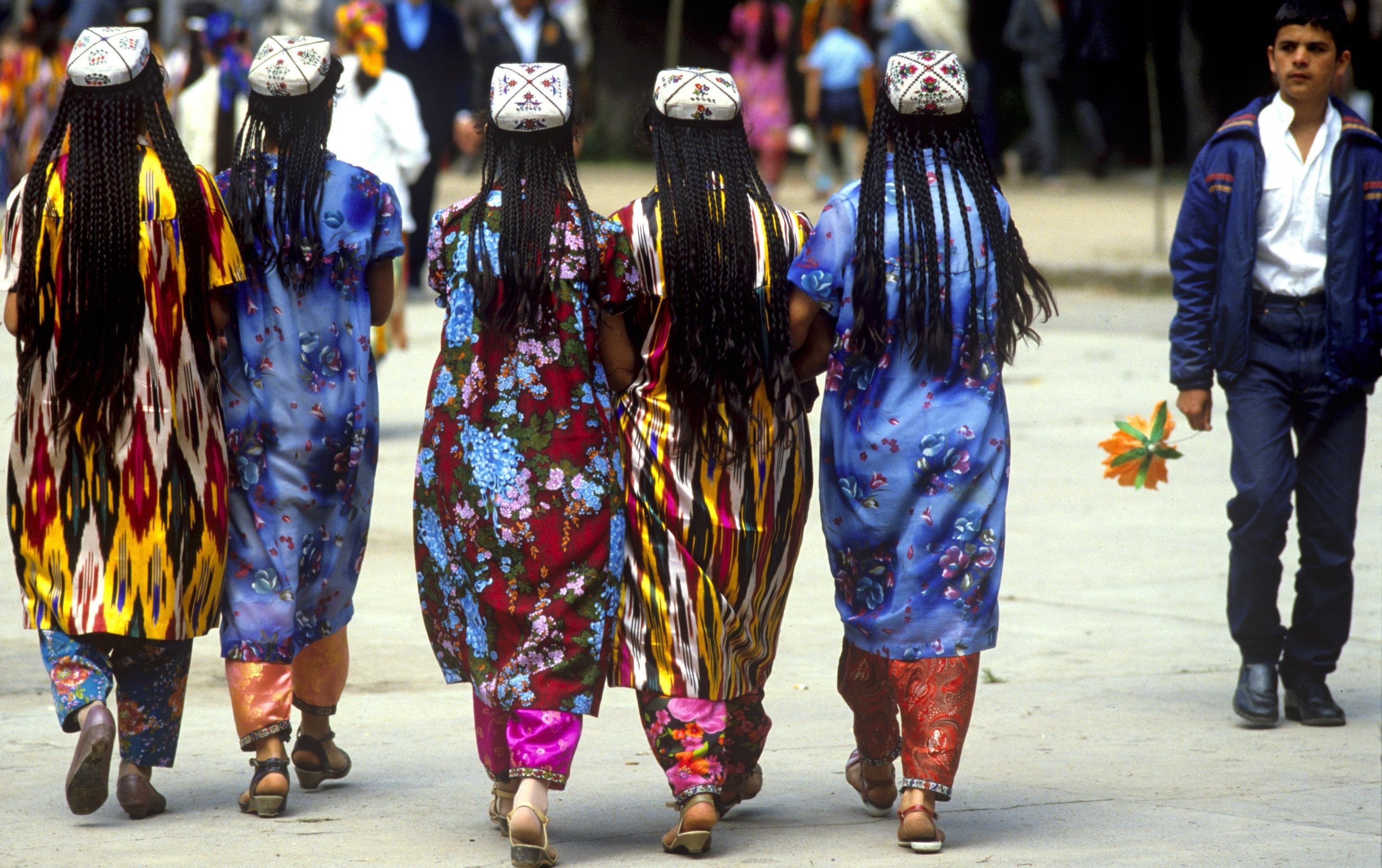 Граждан Таджикистана заставят носить национальную одежду Граждан Таджикистана заставят носить национальную одежду