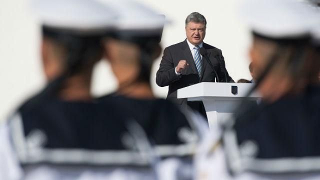 Зупинив рух ворога, підірвавши себе гранатою – Порошенко визнав Героєм відважного капітана