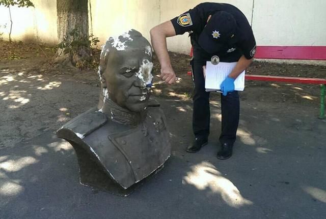 Повалення бюсту Жукова в Одесі: поліція відкрила справу Повалення бюсту Жукова в Одесі: поліція відкрила справу