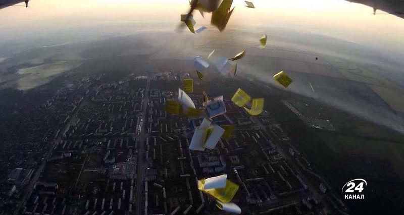 День Незалежності в окупації: Луганськ закидали проукраїнськими листівками День Незалежності в окупації: Луганськ закидали проукраїнськими листівками