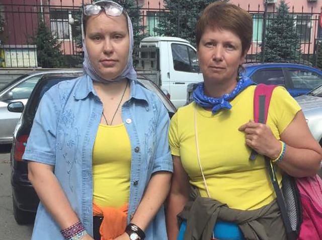 Російські силовики затримали двох жінок у синьо-жовтому одязі в Сімферополі