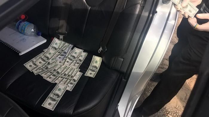 СБУ затримала поліцейського, який вимагав шалену суму грошей СБУ затримала поліцейського, який вимагав шалену суму грошей