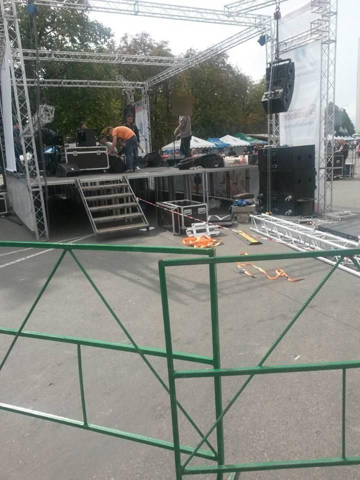 Во время праздничного концерта в Умани на детей обрушилась часть сцены: фото Во время праздничного концерта в Умани на детей обрушилась часть сцены: фото