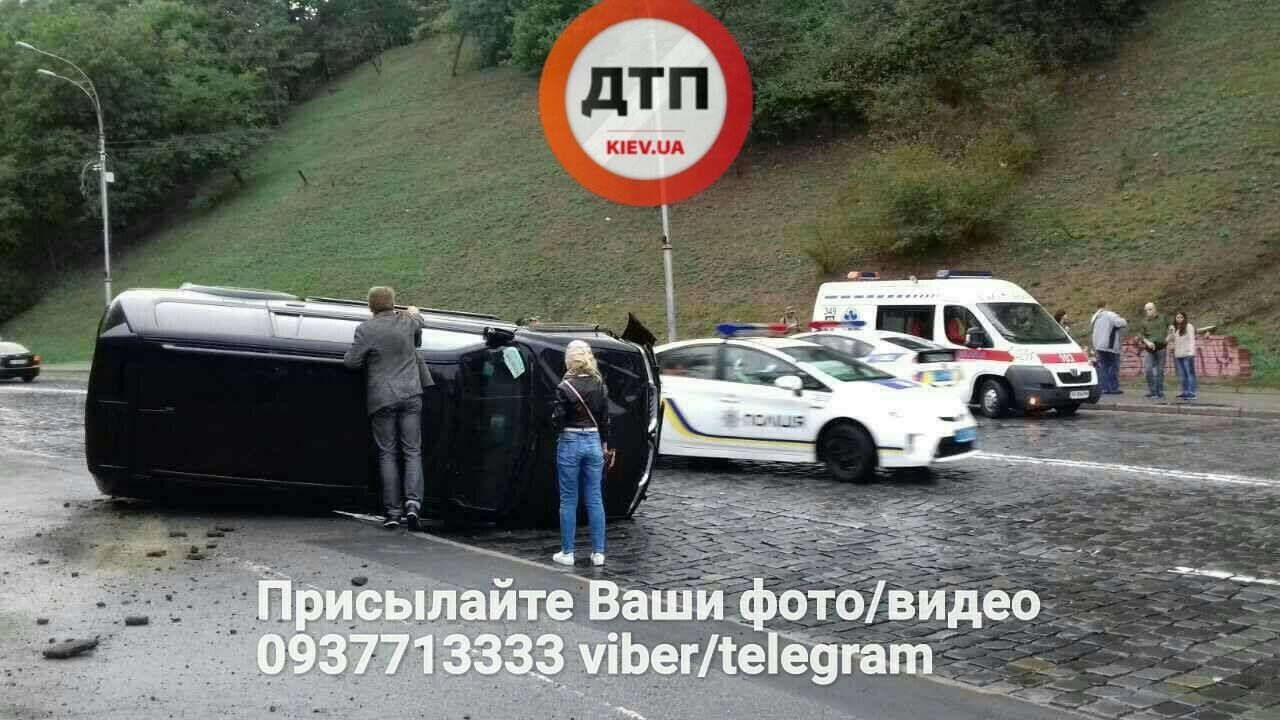 У центрі Києва трапилася жахлива ДТП: фото та відео У центрі Києва трапилася жахлива ДТП: фото та відео