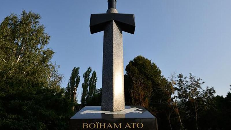 У Києві стався вибух: невідомі намагались знищити пам'ятник воїнам АТО У Києві стався вибух: невідомі намагались знищити пам'ятник воїнам АТО