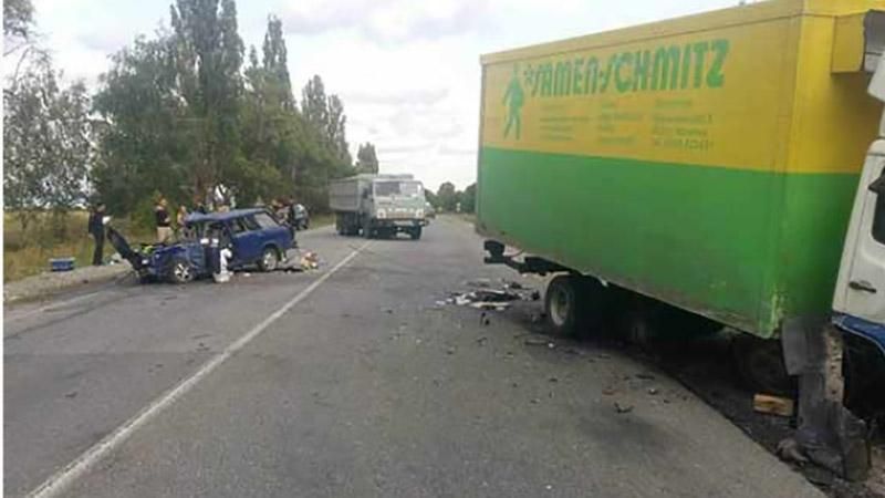 На Вінничині вантажівка зіткнулась з двома машинами: є жертва